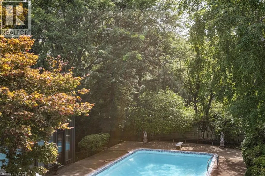 6 FREELAND Court