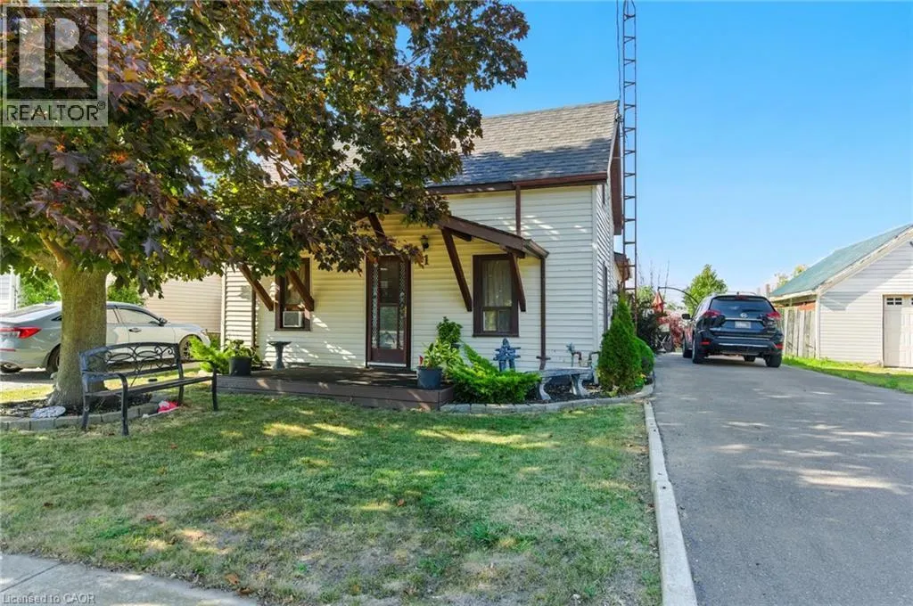 11 MAIN Street E