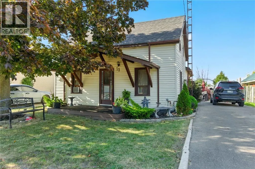 11 MAIN Street E