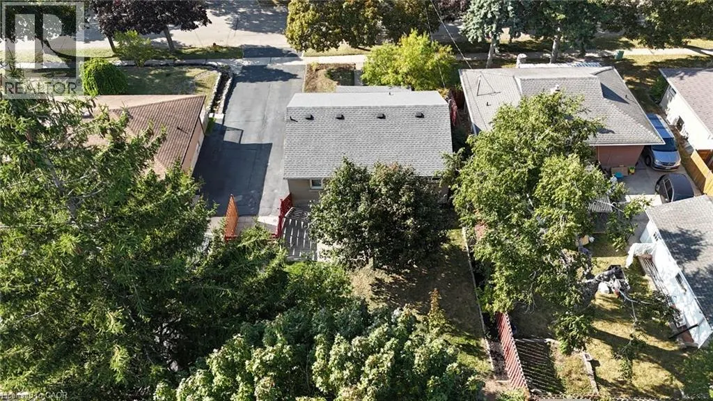 27 BROADMOOR Avenue