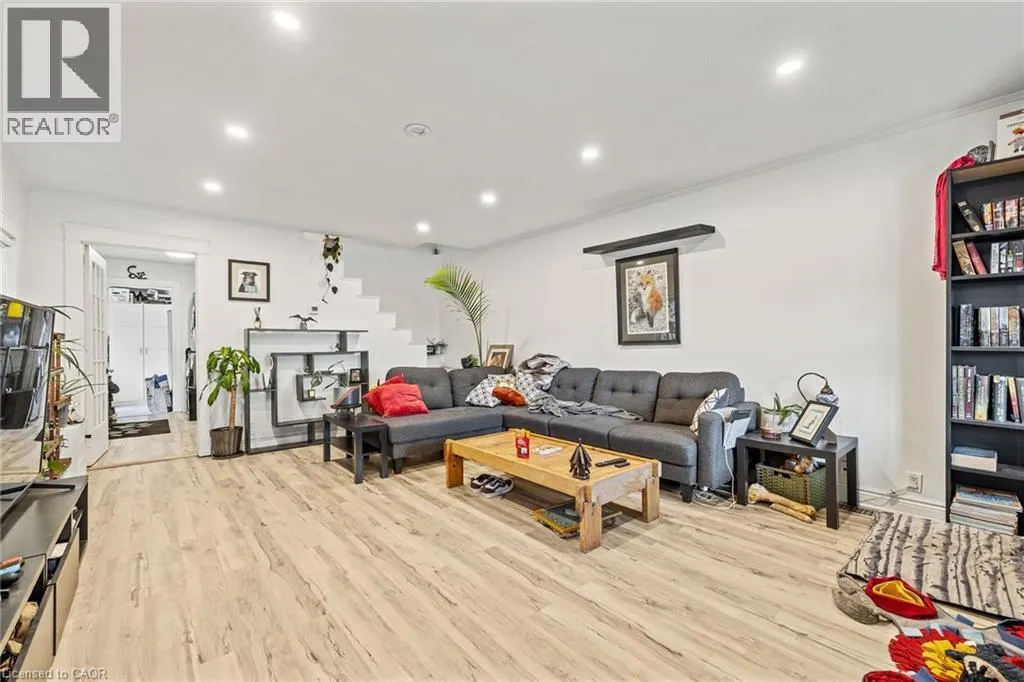 237 VICTORIA Road S