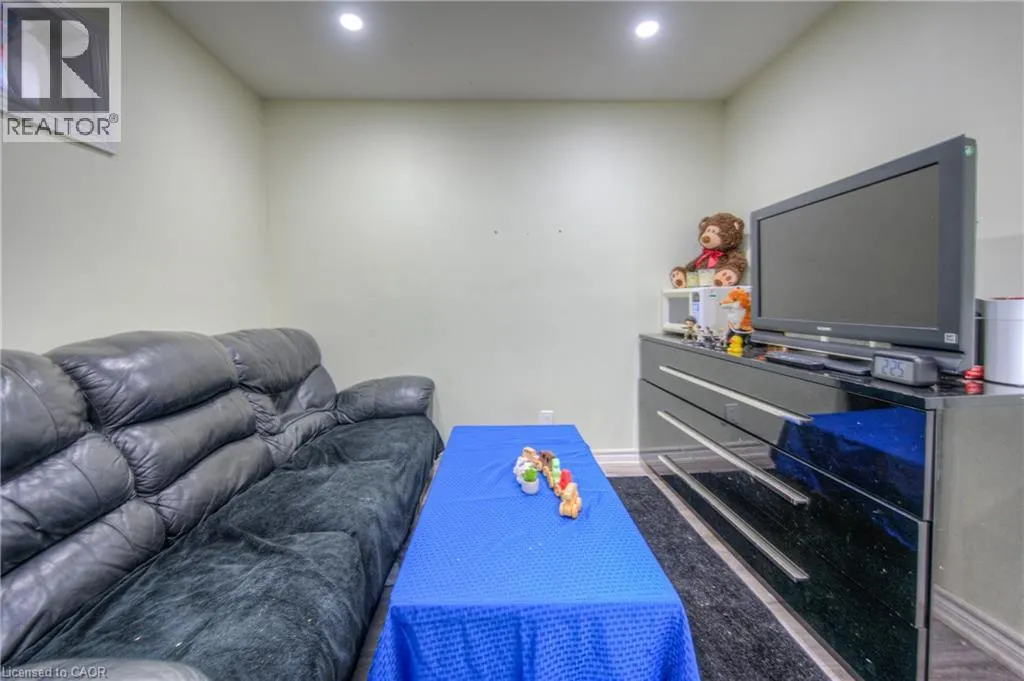 15 GLENDAN Court