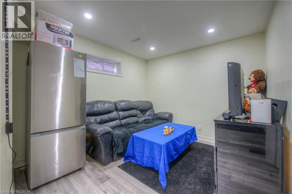 15 GLENDAN Court