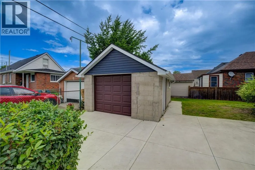 28 BARONS Avenue S