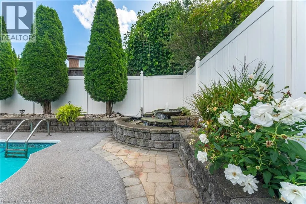 54 MAIDSTONE Crescent
