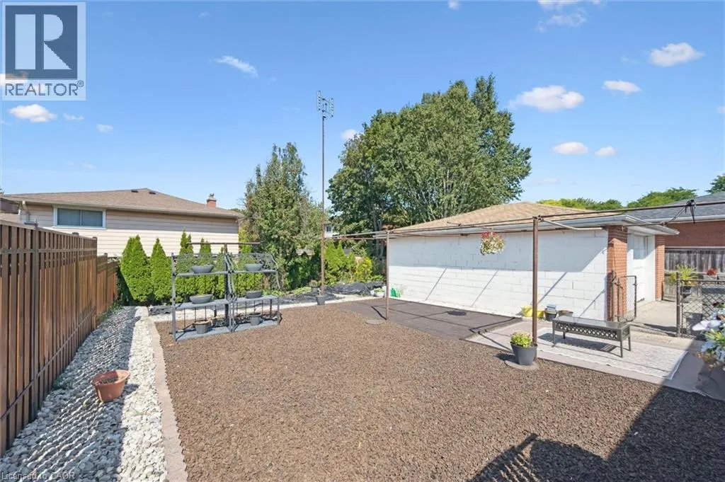 136 FAIRWAY Road N