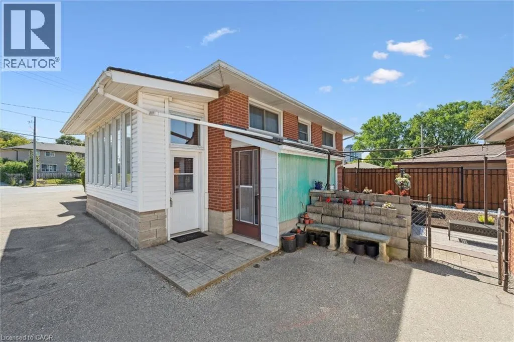 136 FAIRWAY Road N