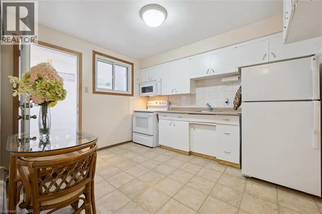 136 FAIRWAY Road N