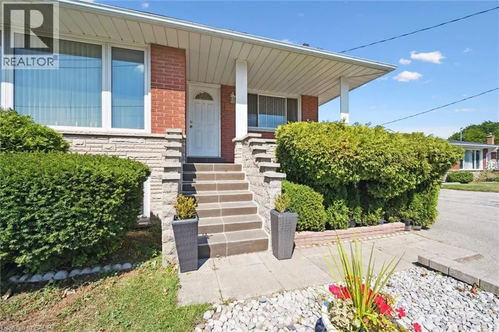 136 FAIRWAY Road N