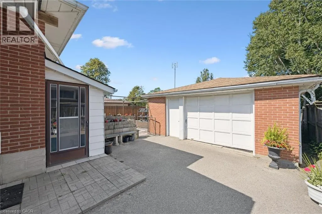 136 FAIRWAY Road N