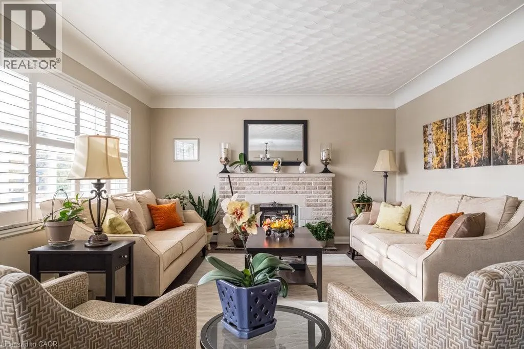 858 KING Street W