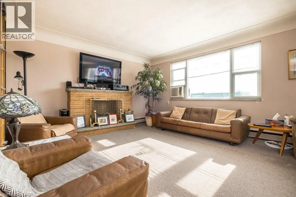 858 KING Street W