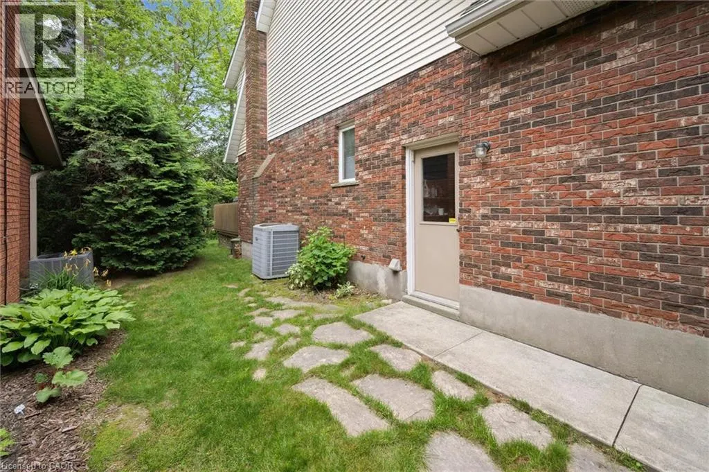 45 APPLEWOOD Crescent
