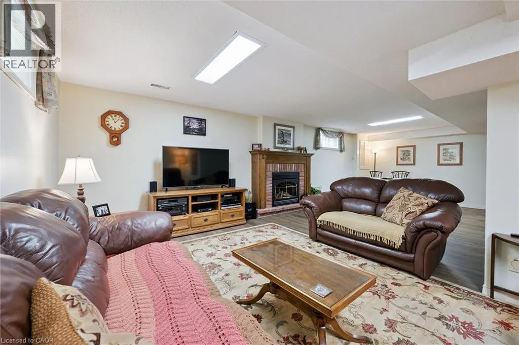 45 APPLEWOOD Crescent