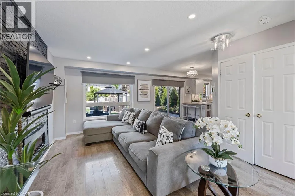 28 HOLLINRAKE Avenue