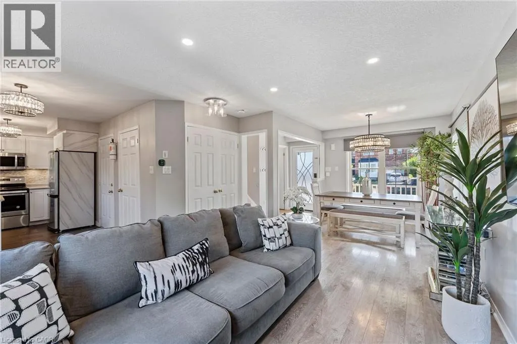 28 HOLLINRAKE Avenue