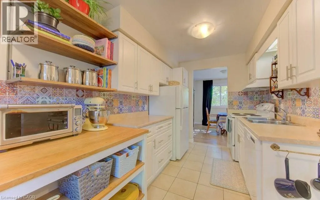 476 KINGSCOURT Drive Unit# 15, #15