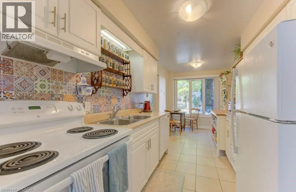 476 KINGSCOURT Drive Unit# 15, #15