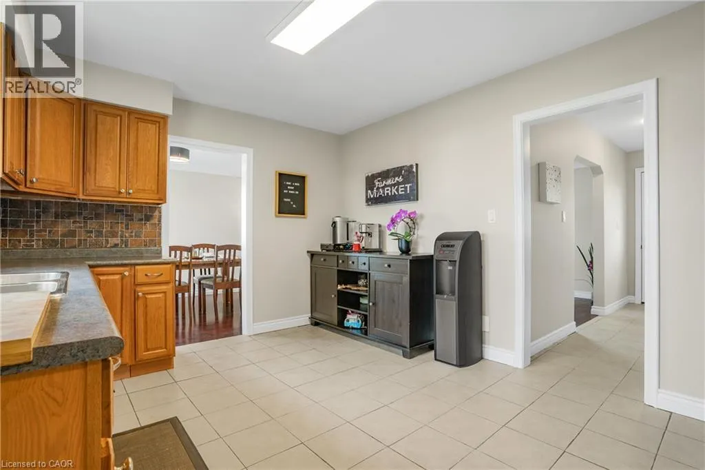 174 MUD Street W
