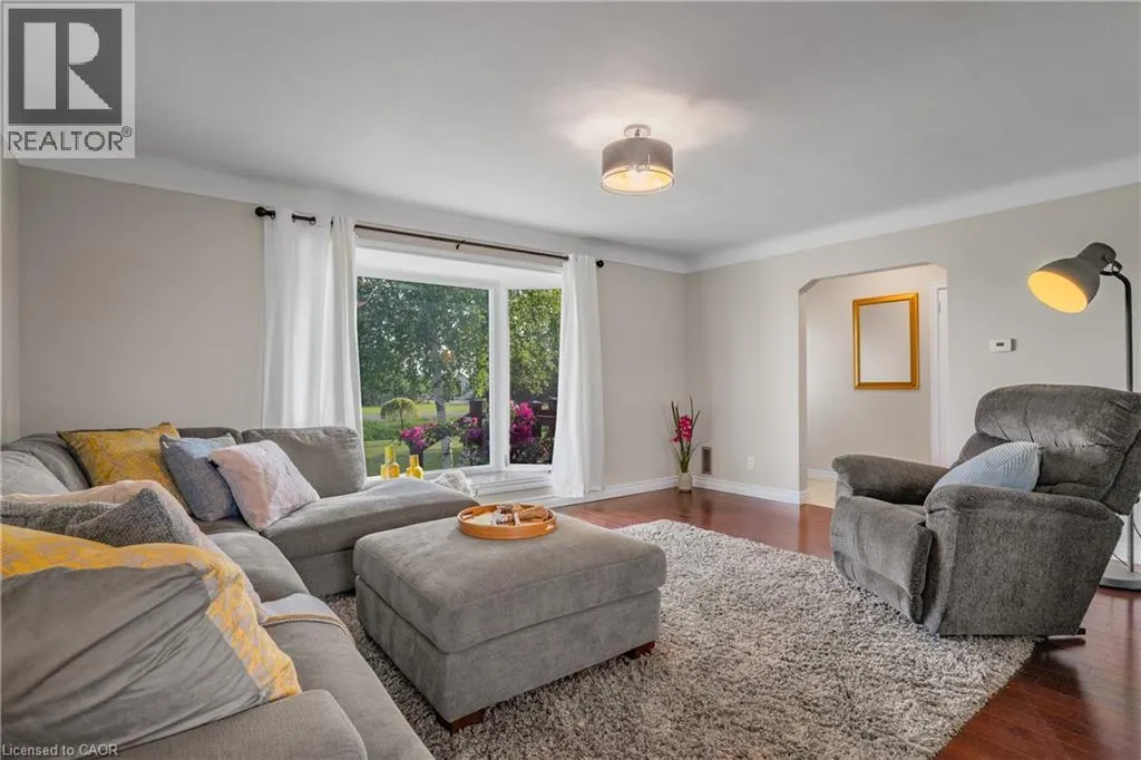 174 MUD Street W