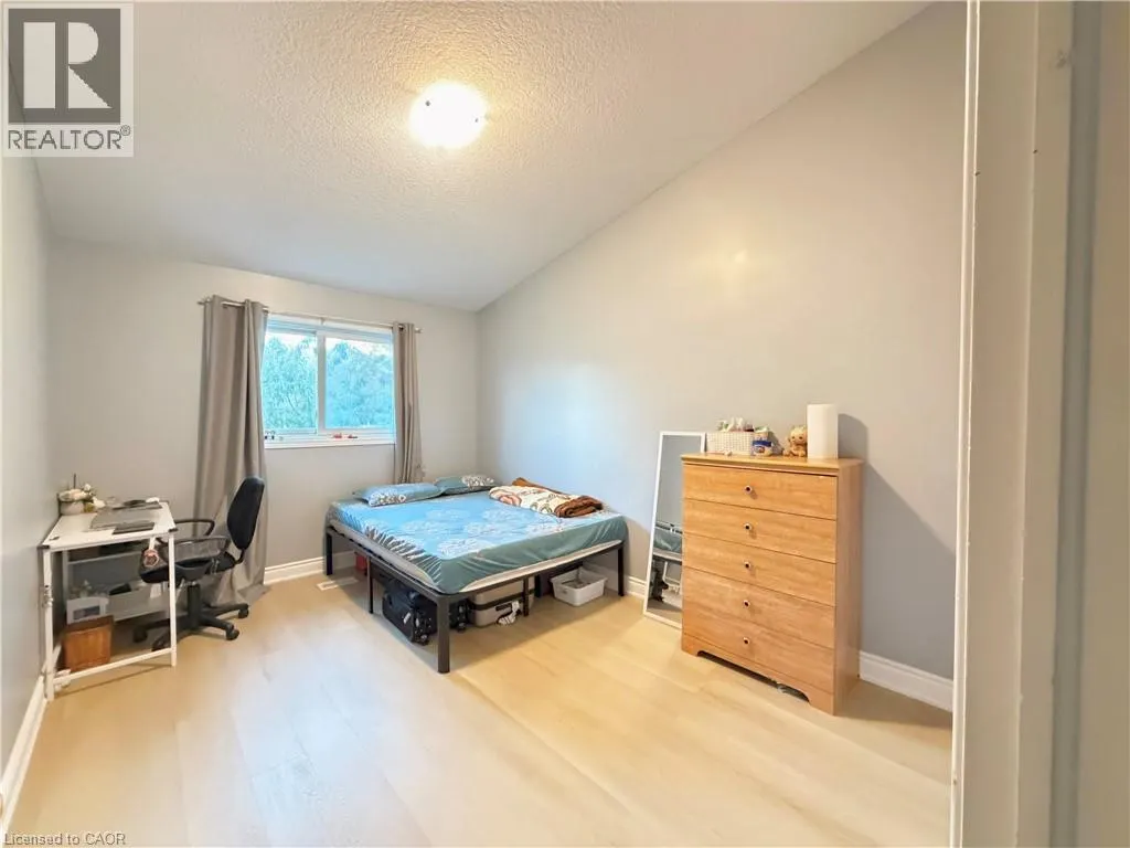 33 BANKSIDE Drive