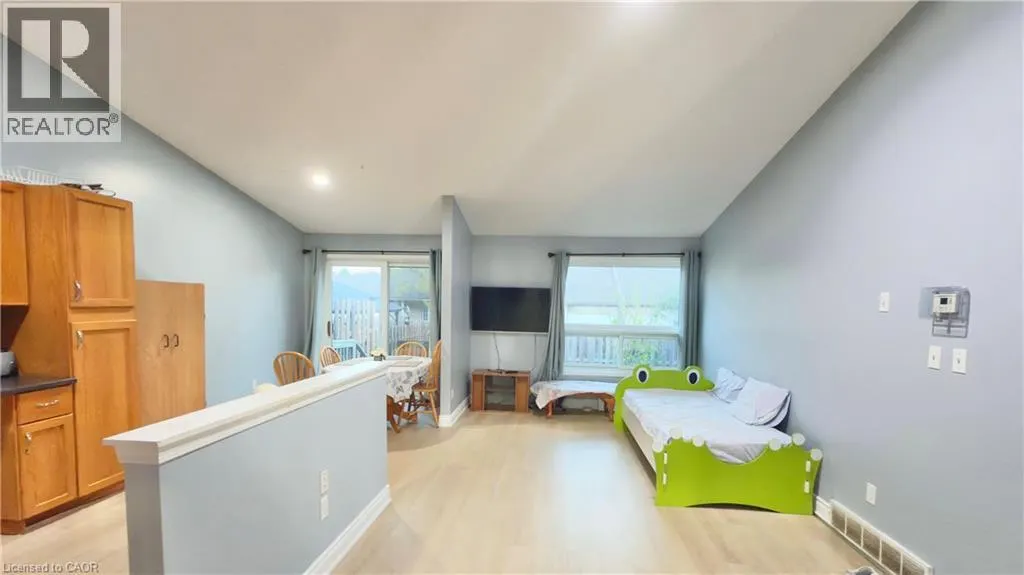 33 BANKSIDE Drive