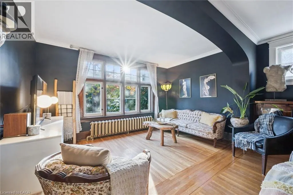 76 AHRENS Street W