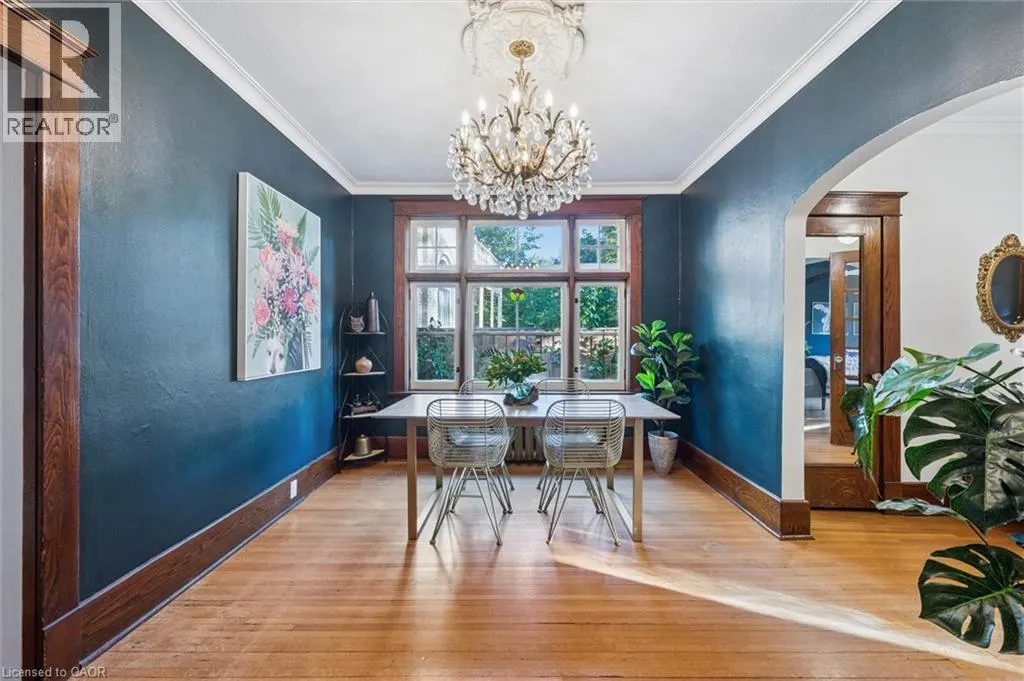 76 AHRENS Street W