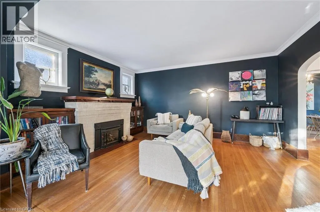 76 AHRENS Street W