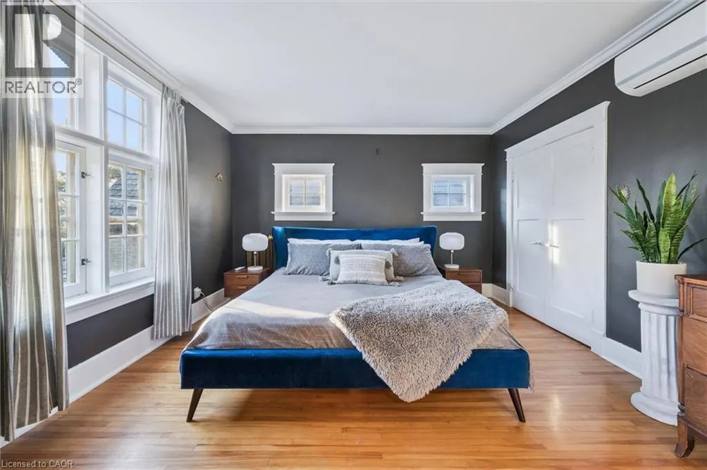 76 AHRENS Street W