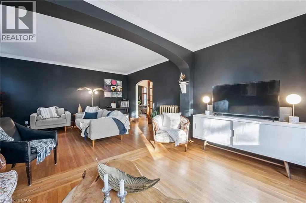 76 AHRENS Street W