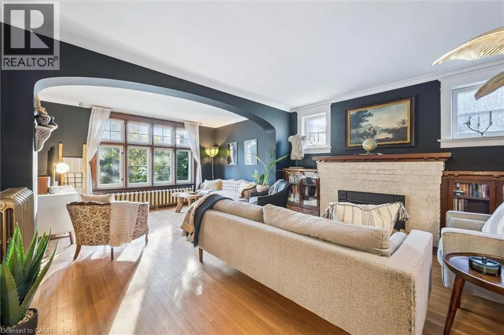 76 AHRENS Street W