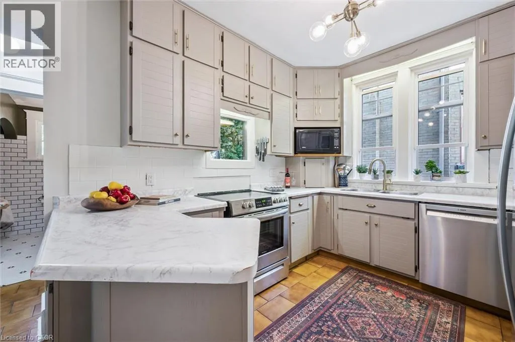 76 AHRENS Street W