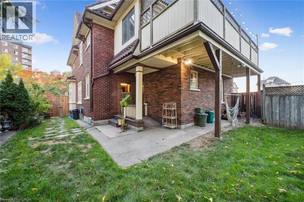 76 AHRENS Street W