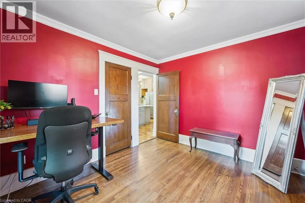 76 AHRENS Street W