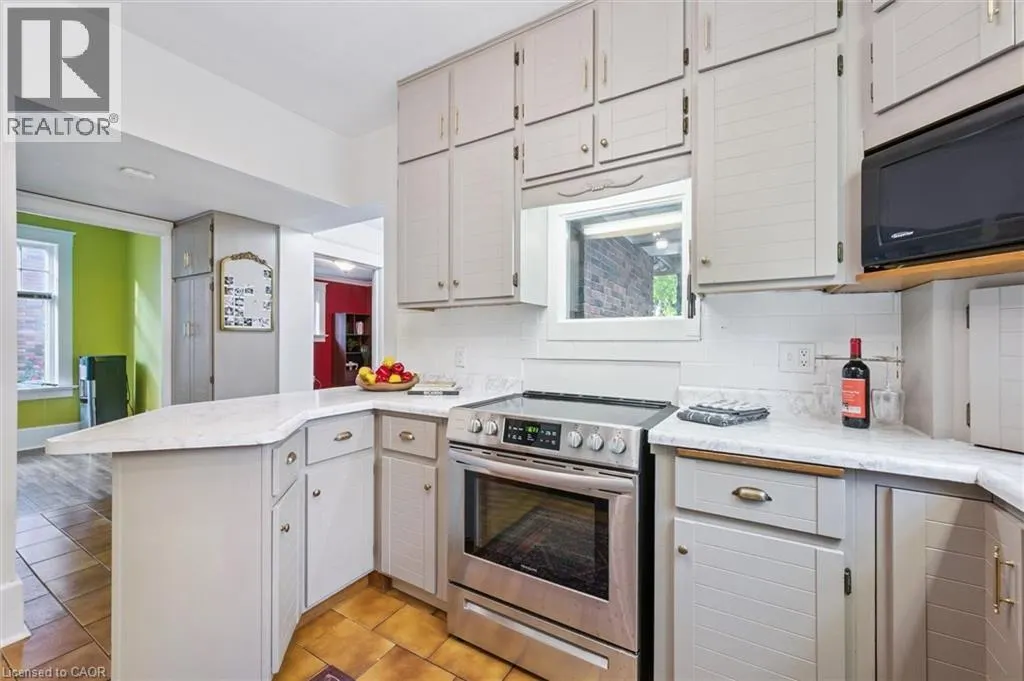 76 AHRENS Street W