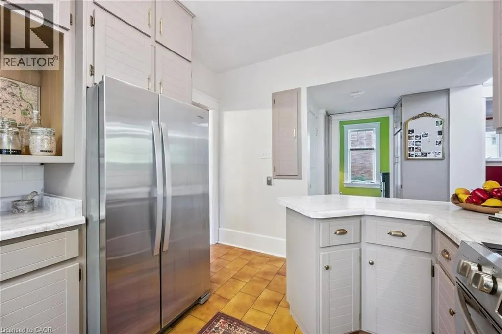 76 AHRENS Street W