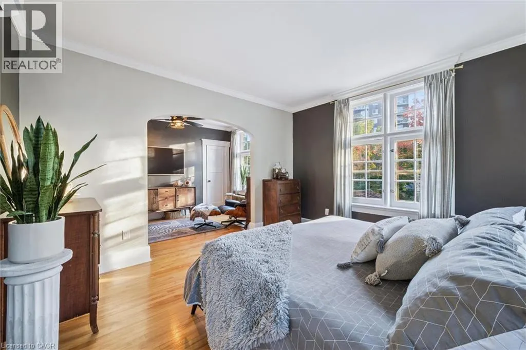 76 AHRENS Street W