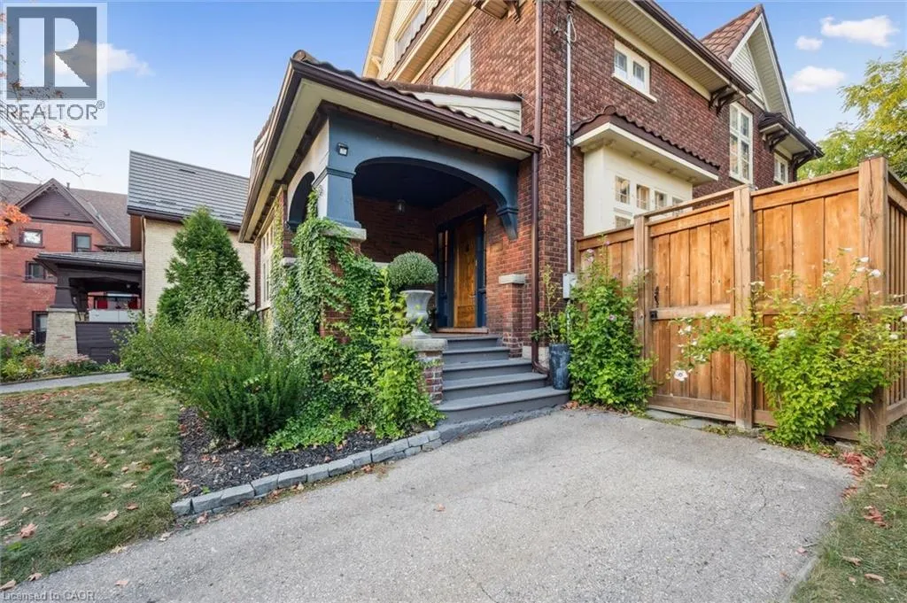 76 AHRENS Street W