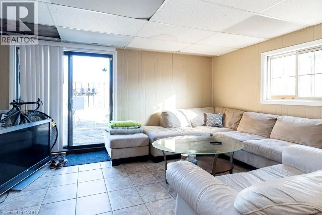 868 KING Street W