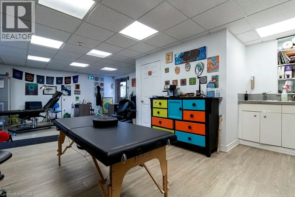868 KING Street W