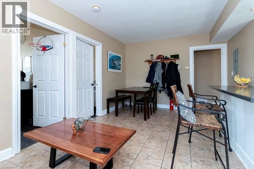 868 KING Street W