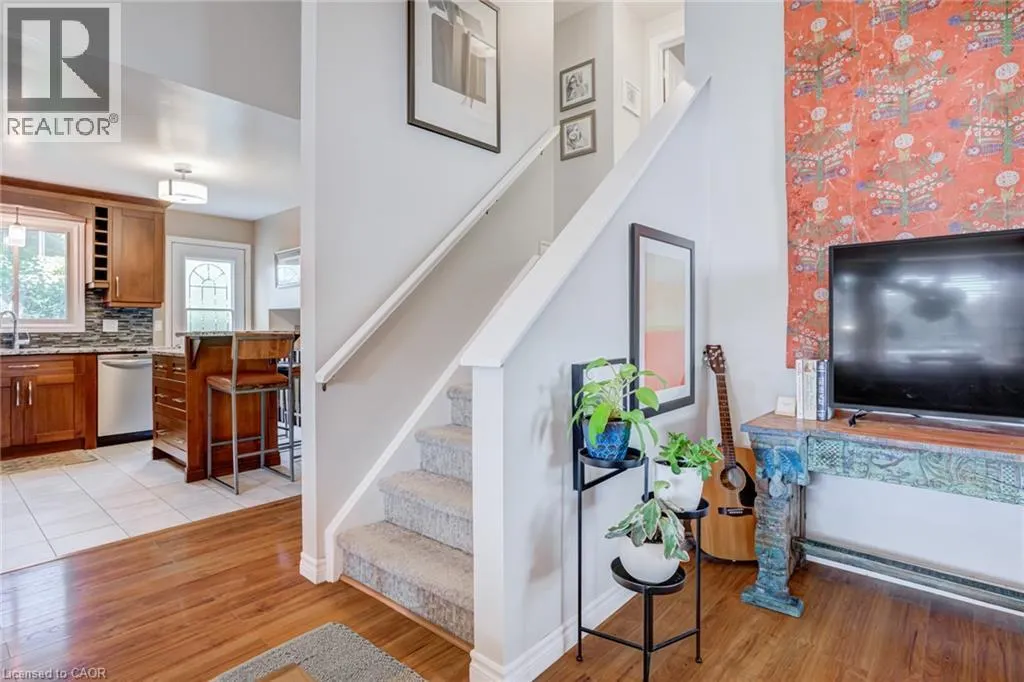 104 HOMEVIEW Place