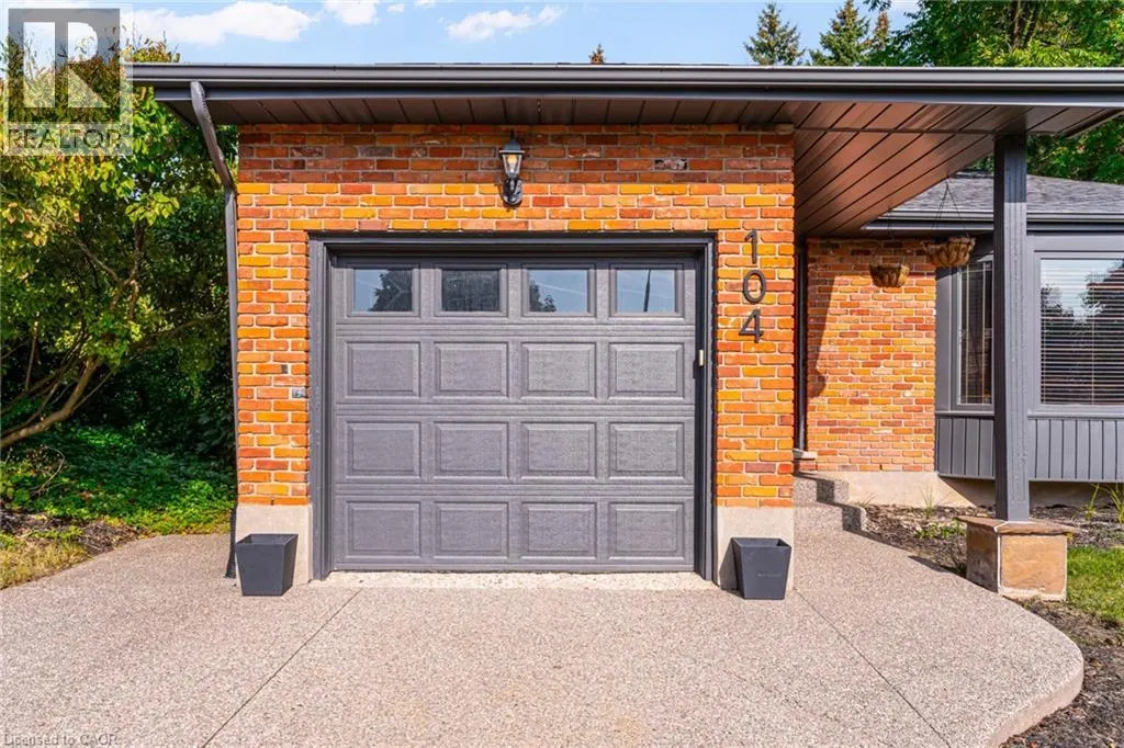 104 HOMEVIEW Place