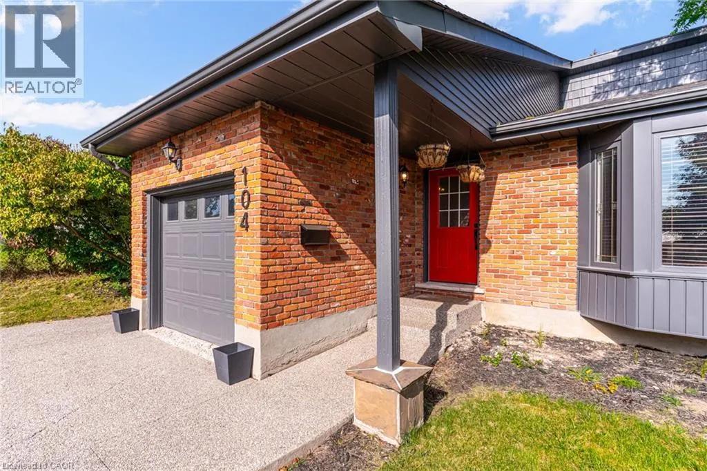 104 HOMEVIEW Place