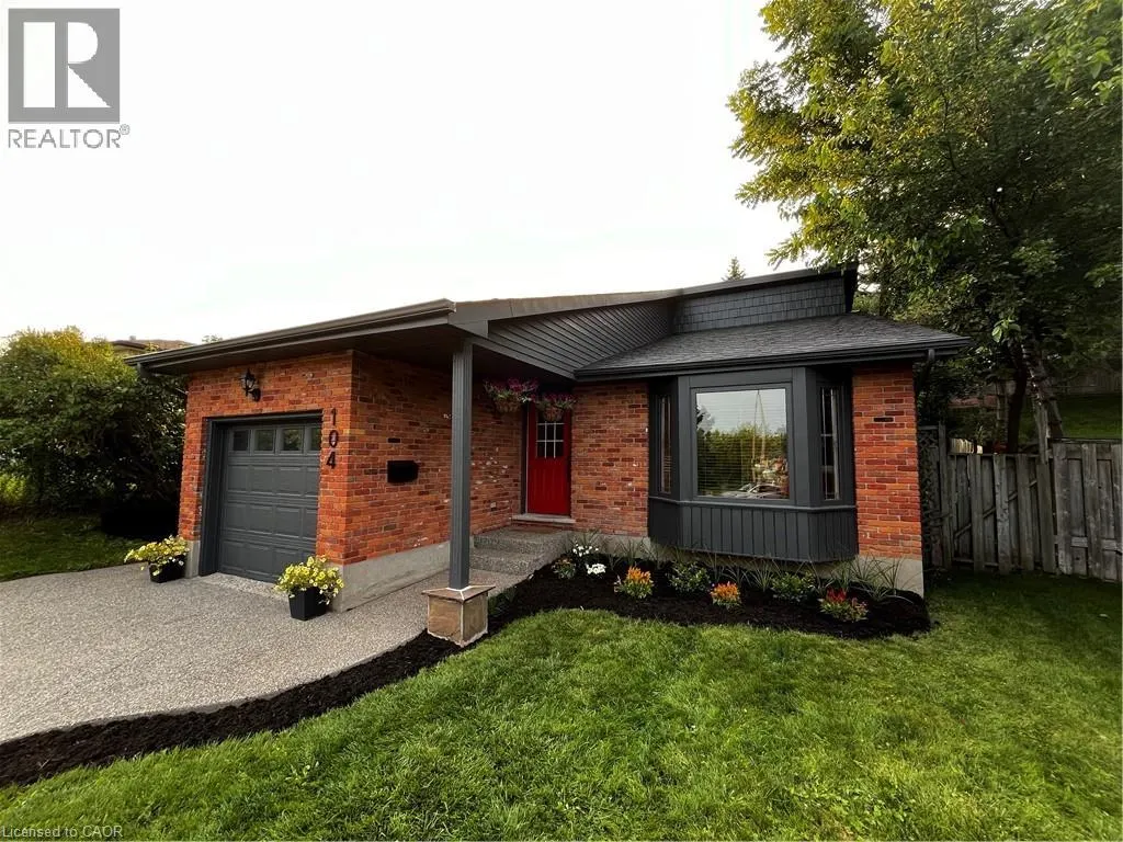 104 HOMEVIEW Place