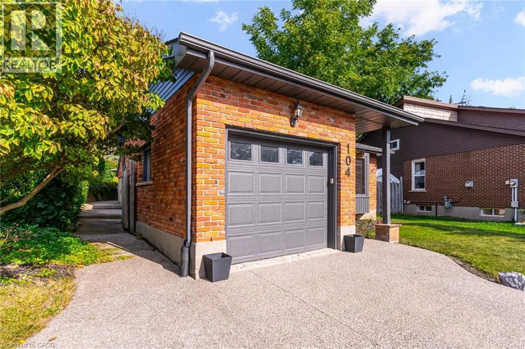 104 HOMEVIEW Place