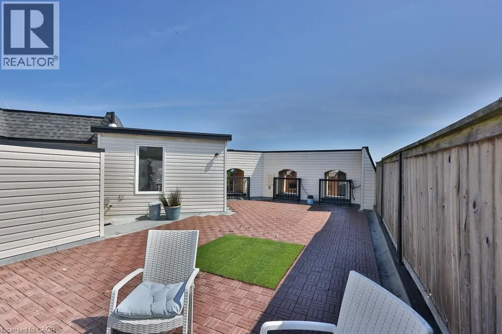 120 BRONTE Road Unit# 8, #8