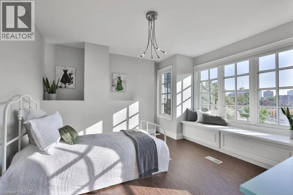 120 BRONTE Road Unit# 8, #8