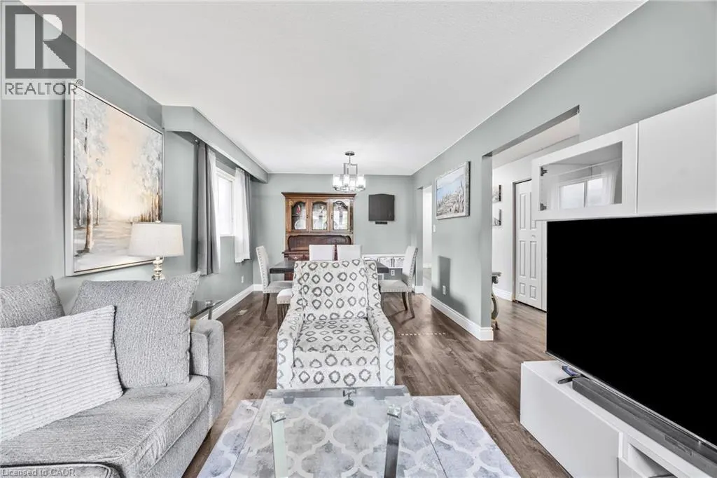 1196 DOWLAND Crescent